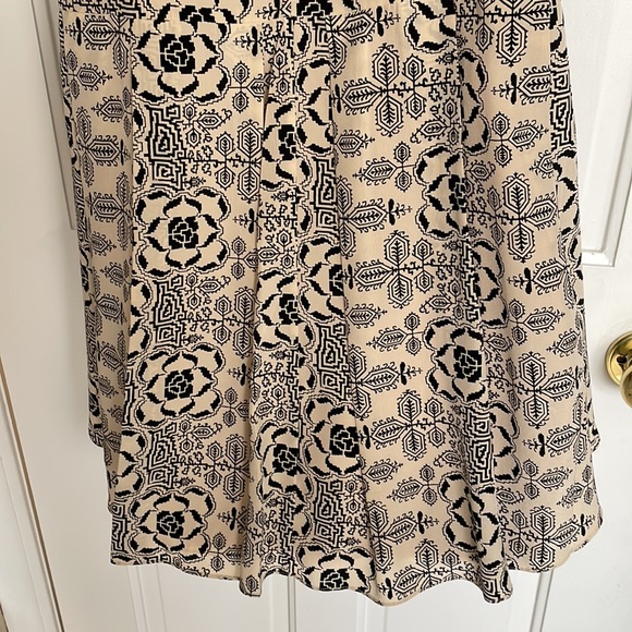 Elizabeth and James silk sleeveless top with pleated back - Picture 11 of 12